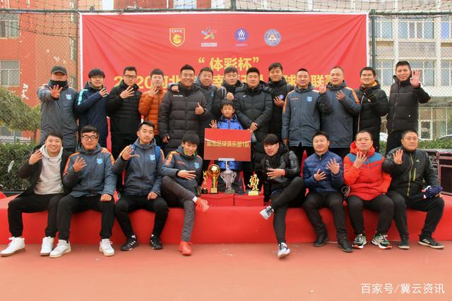 学生扛着一扁担马拉松奖牌参加毕业典礼，回应：两年跑7835公里，老师同学都在欢呼